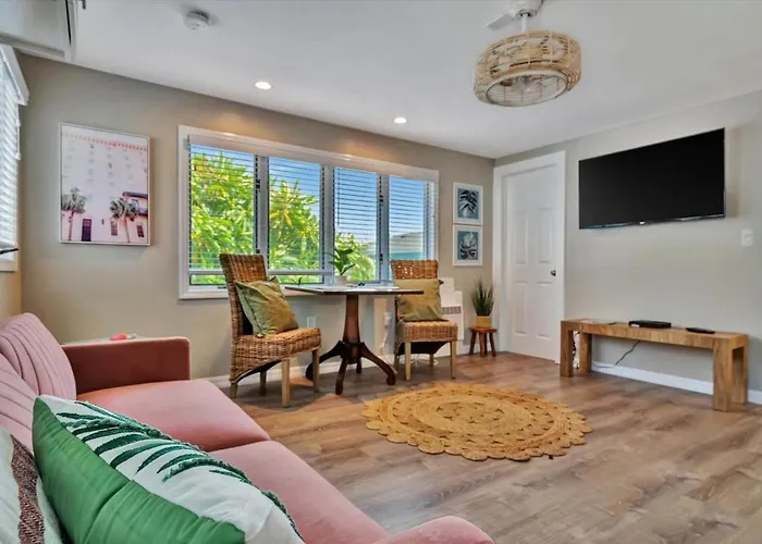 Luxury Waterside 2mins 2 & Heated Pool *