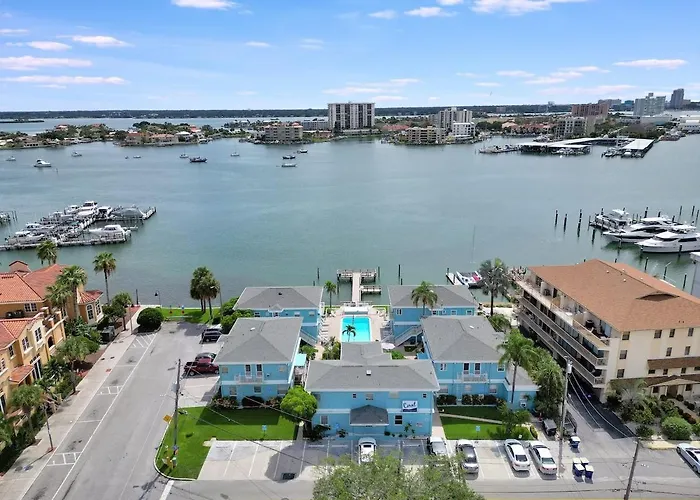 Luxury Waterside 2mins 2 & Heated Pool