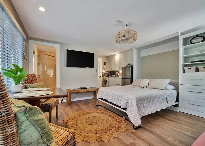 Luxury Waterside 2mins 2 & Heated Pool Apartment Clearwater Beach