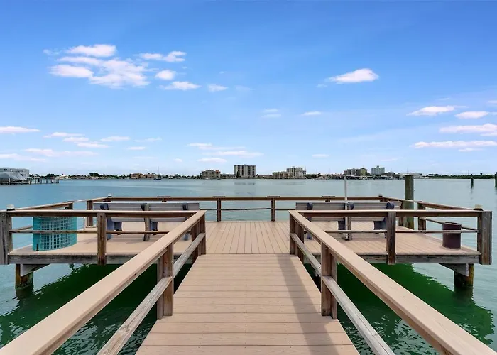 Luxury Waterside 2mins 2 & Heated Pool Apartment *
