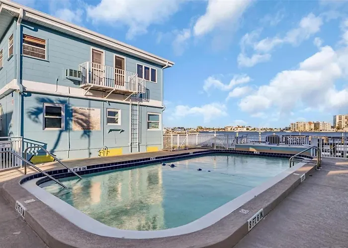 Luxury Waterside 2mins 2 & Heated Pool